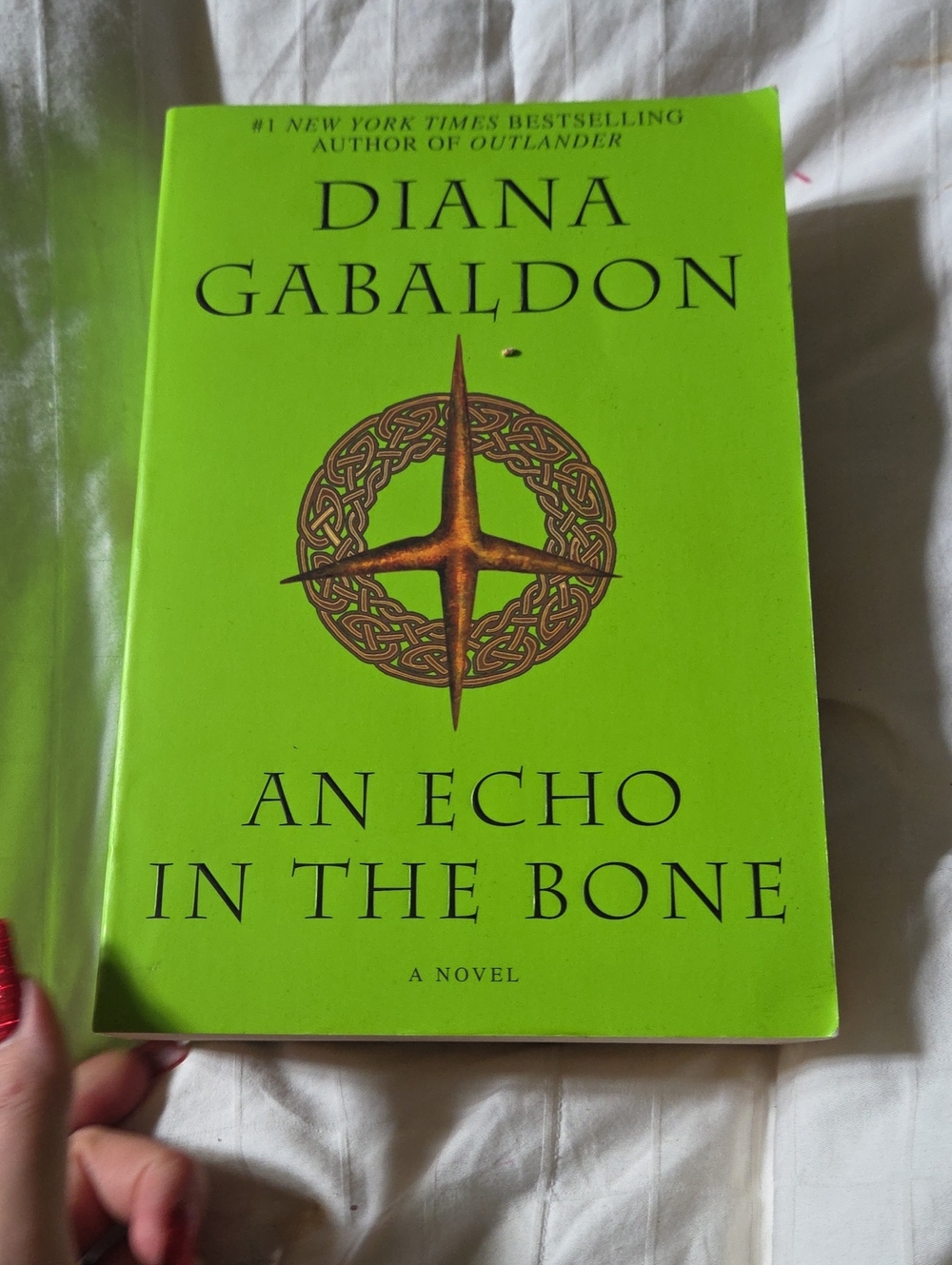 An Echo in the Bone - Bright Green Paperback Novel, Diana Gabaldon